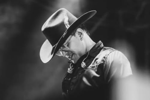 Madre de Yeison Jiménez llora en homenaje póstumo y le jura que cuidará a su familia; video conmovedor