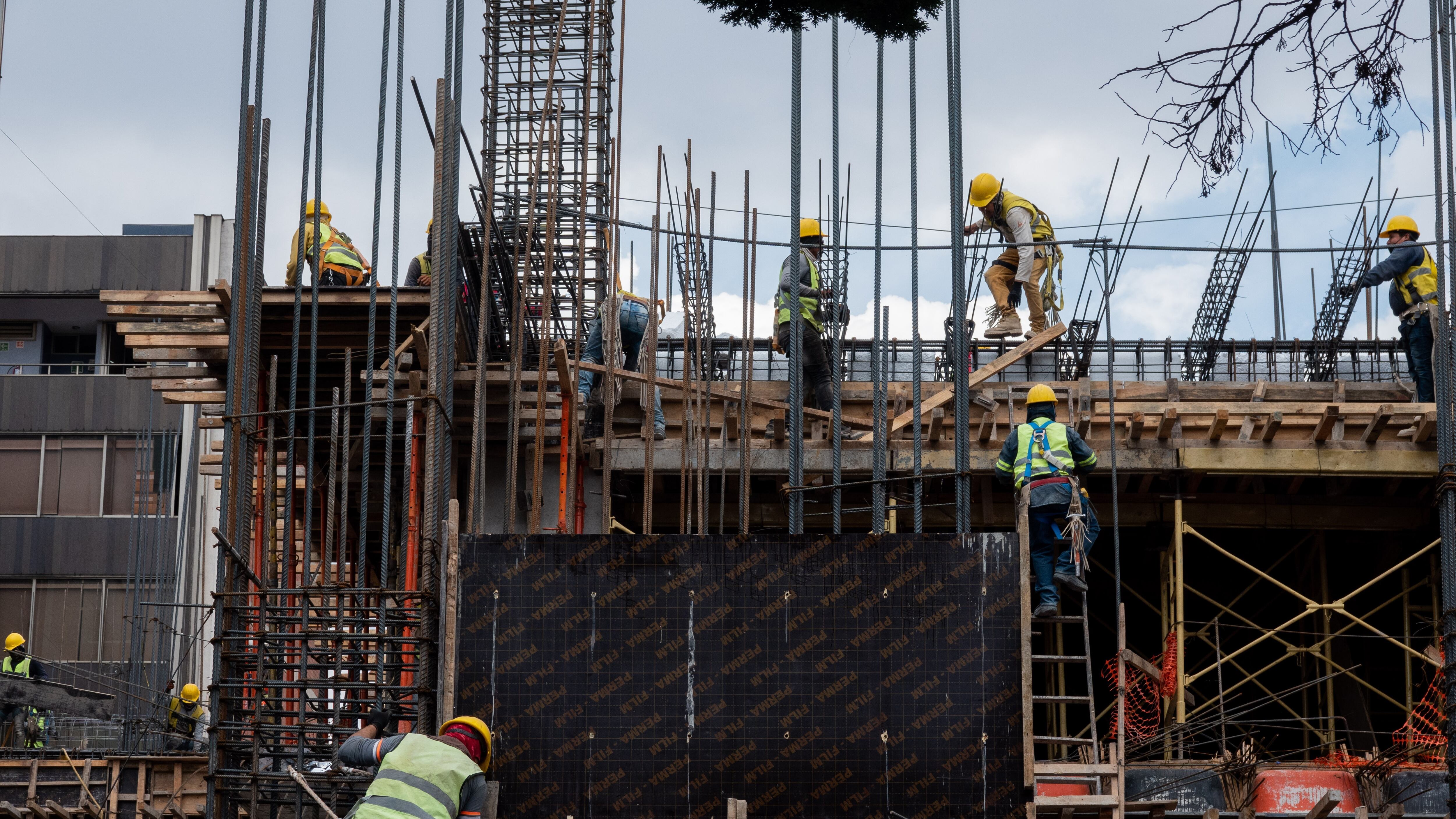 CIUDAD DE MÉXICO, 12AGOSTO2022.- Trabajadores de la construcción laboran de manera continúa durante la tarde en una edificación de la colonia Condesa, sobre la calle de Tampico.
FOTO: GALO CAÑAS/CUARTOSCURO.COM