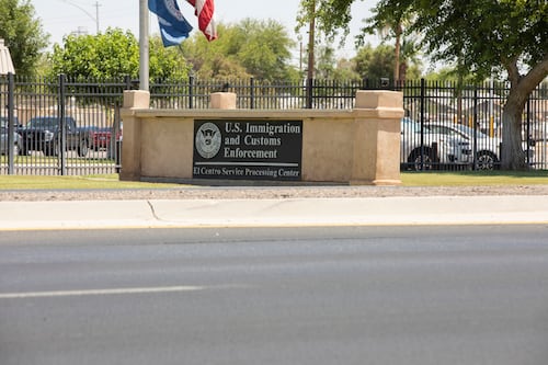 Juez federal ordena liberar a cientos de detenidos por ICE por arrestos posiblemente ilegales