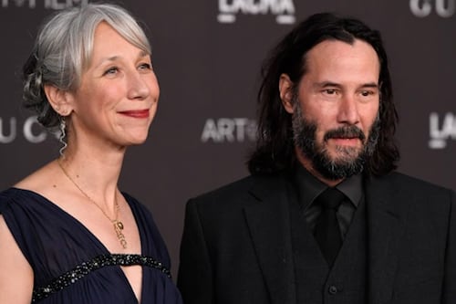“Ahora ella se ve más joven”, el look de la novia de Keanu Reeves por el que dicen que rejuveneció y la halagan