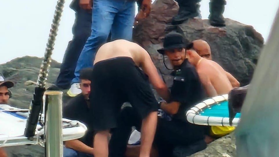 Rescatan a dos jóvenes atrapados en cueva de playa en Aguadilla