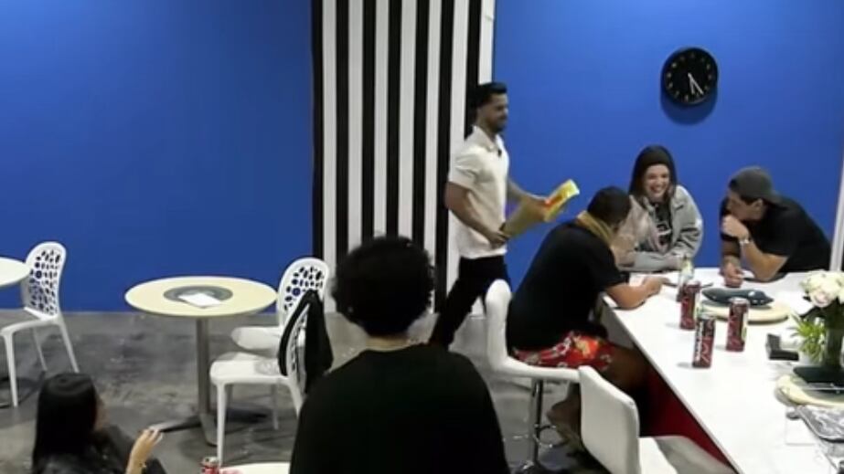 Novio de una de las concursantes de "Objetivo Fama 2025" la visita en la casa-estudio.