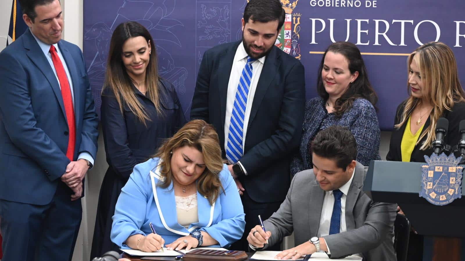 La gobernadora Jenniffer González Colón anunció junto a ejecutivos de Amazon Web Services y secretarios de su gabinete un acuerdo de capacitación tecnológica gratuita que impactará a más de 50,000 personas en Puerto Rico, durante una conferencia de prensa en La Fortaleza.