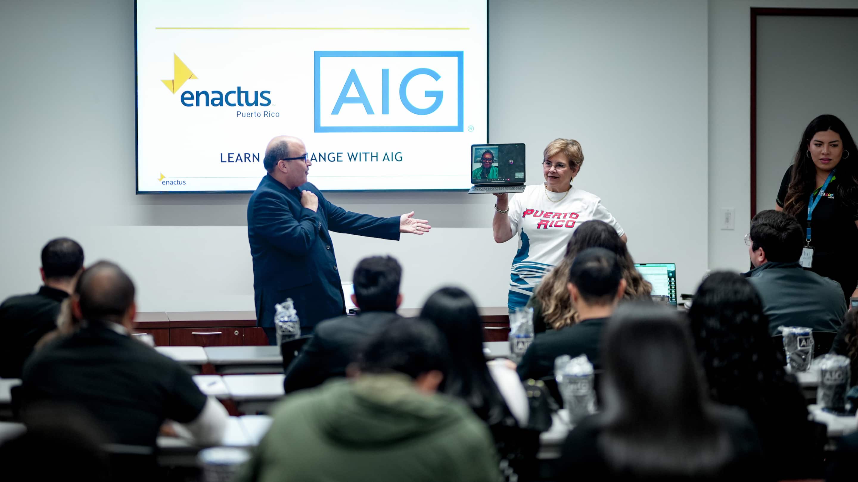 Rody Rivera Rojas y Agnes B. Suárez durante el lanzamiento de Learn for change