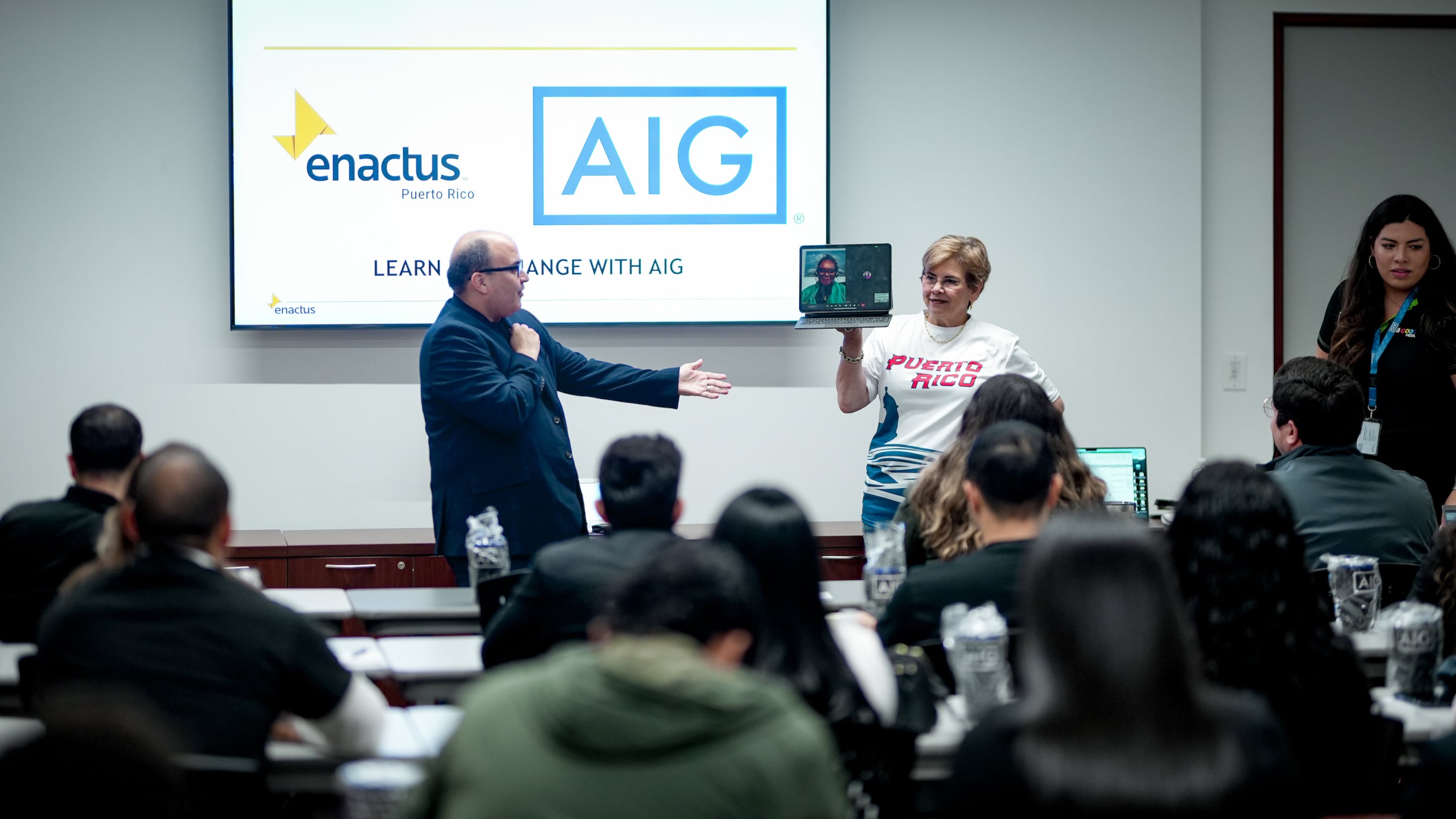 Rody Rivera Rojas y Agnes B. Suárez durante el lanzamiento de Learn for change