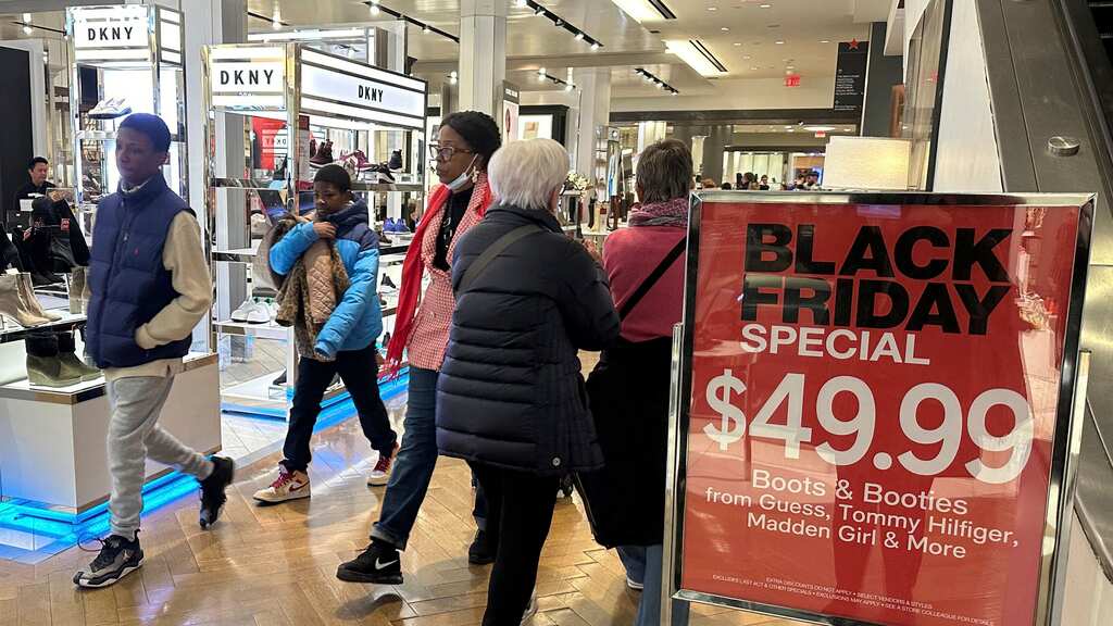 Compradores del Black Friday caminan por Macy's en Herald Square el viernes 24 de noviembre de 2023, en Nueva York. (AP Foto/Anne D'Innocenzio)