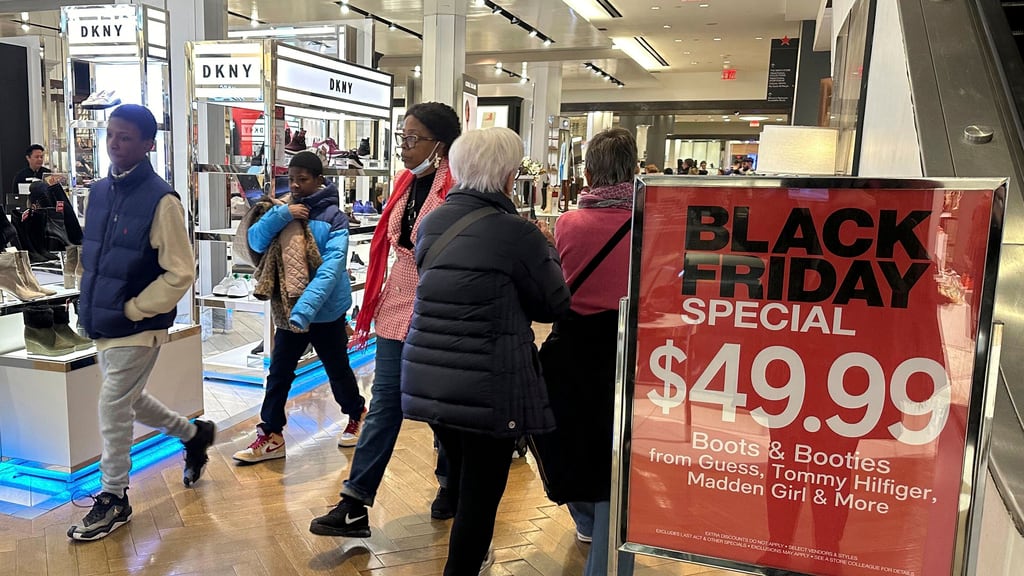Compradores del Black Friday caminan por Macy's en Herald Square el viernes 24 de noviembre de 2023, en Nueva York. (AP Foto/Anne D'Innocenzio)