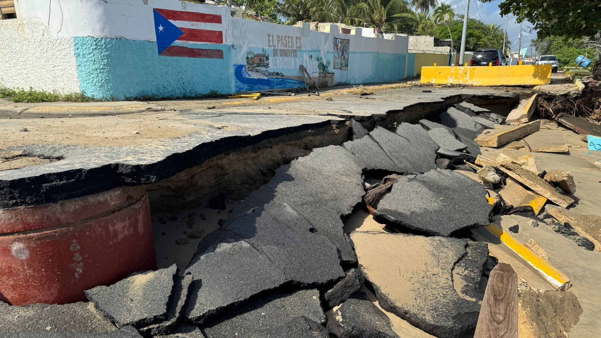 Comunidad de Parcelas Suárez exige soluciones permanentes ante erosión costera.