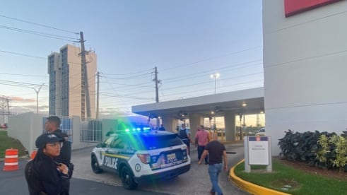 Asesinan a hombre en auto banco de Plaza Guaynabo.