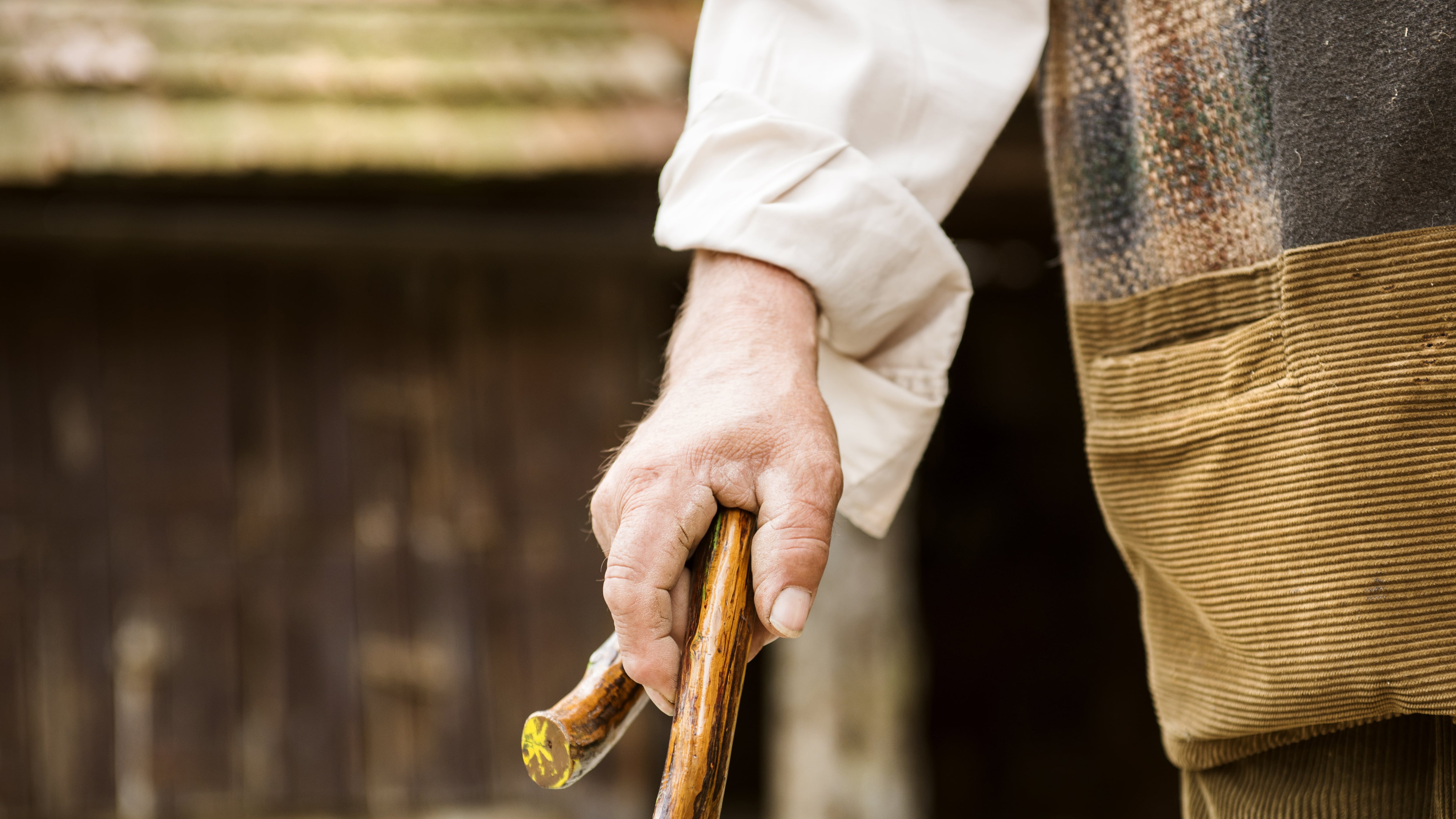 Golpes y fracturas: adulto mayor fue agredido en un geriátrico