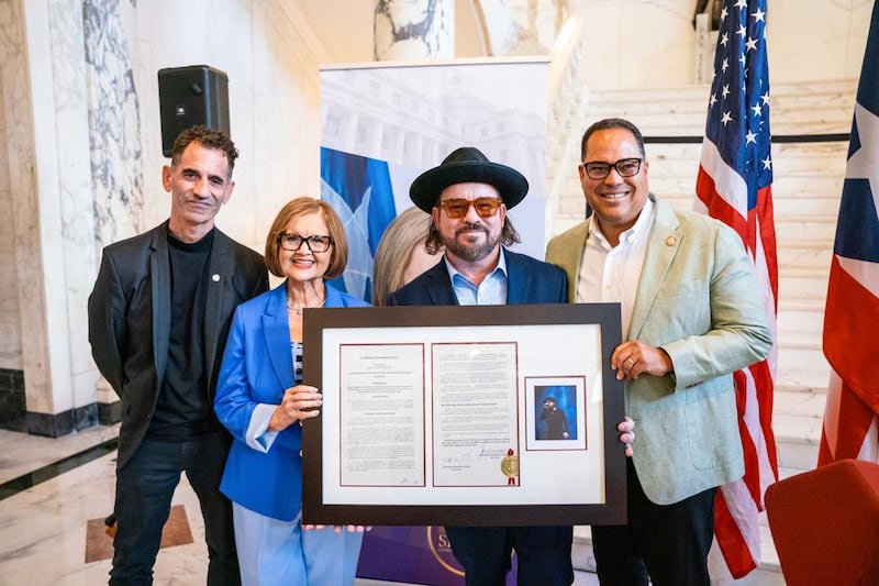 Reconocimiento al cantante Gustavo Laureano.