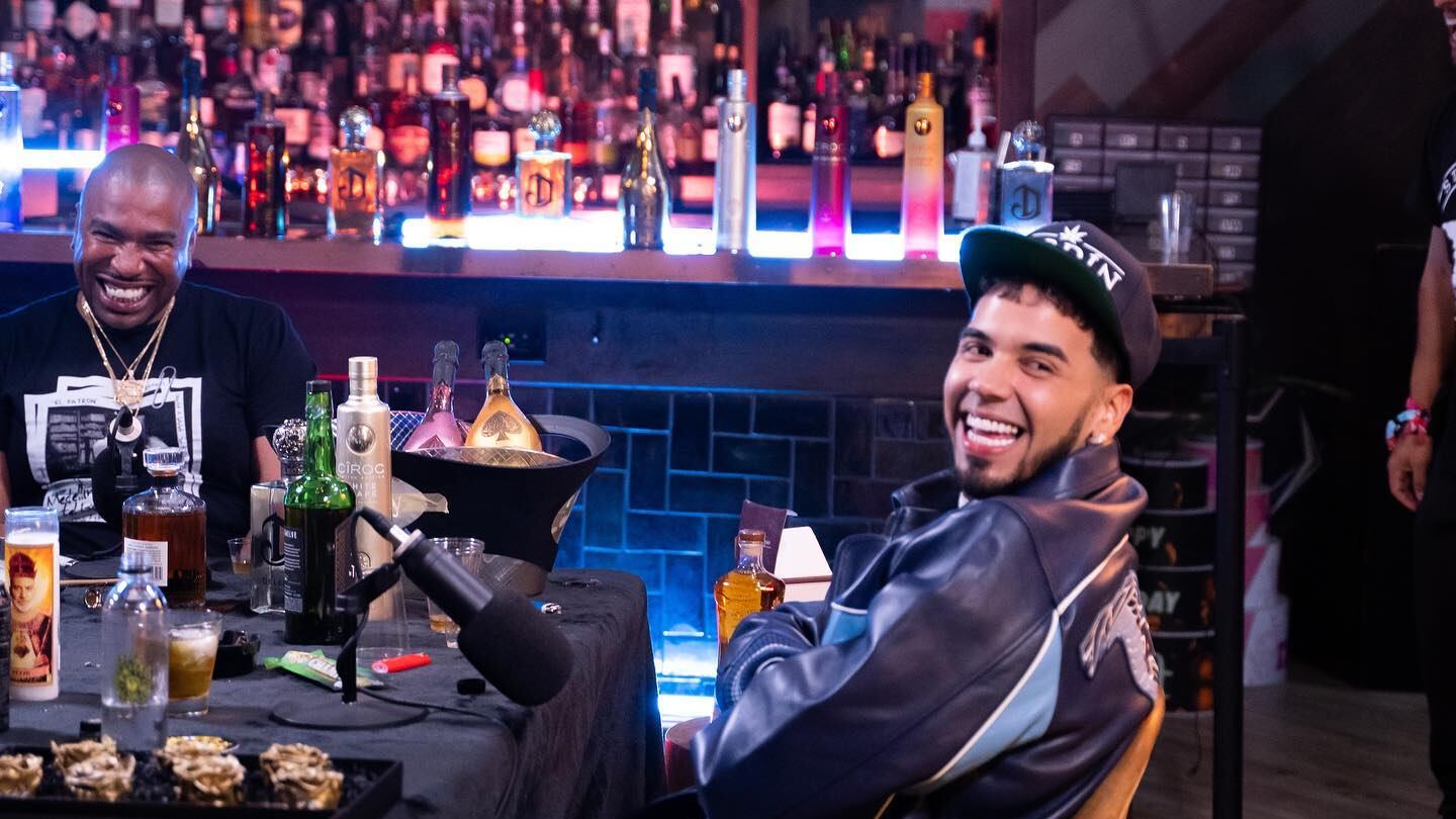 Al parecer ‘Mamiii’ tampoco es del agrado de Anuel o solo estaba atebdiendo una quija de Yailin por el tema cuando sonó.