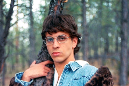 Kova Parker presenta su nuevo sencillo “Mañana se acaba el mundo”