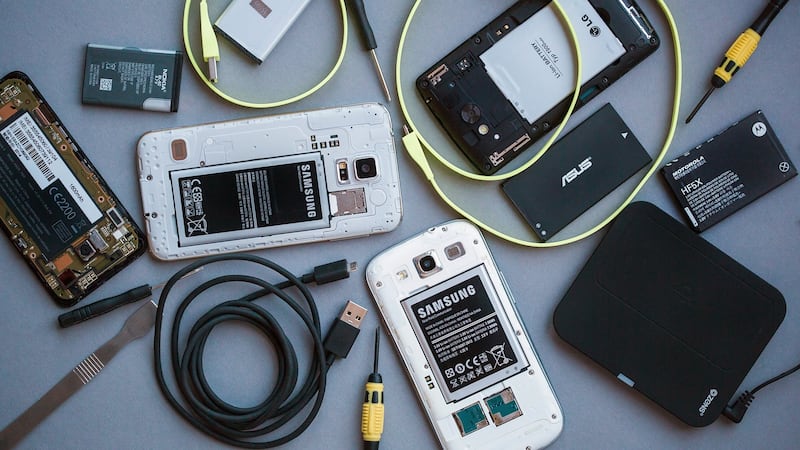 Las plegarias son escuchadas y vuelve la sensatez. En 2027 las baterías extraíbles serán un componente obligatorio de los smartphones. Te decimos por qué.