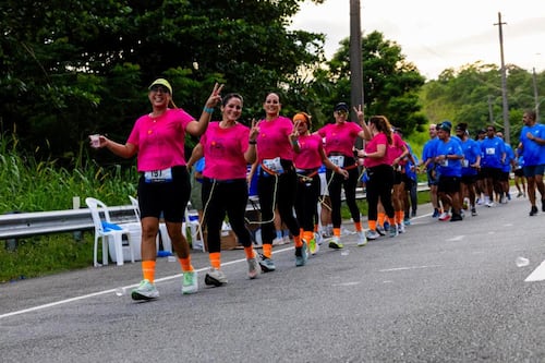 ¿Correr amarrado? El peculiar 5K que apuesta por llegar en equipo