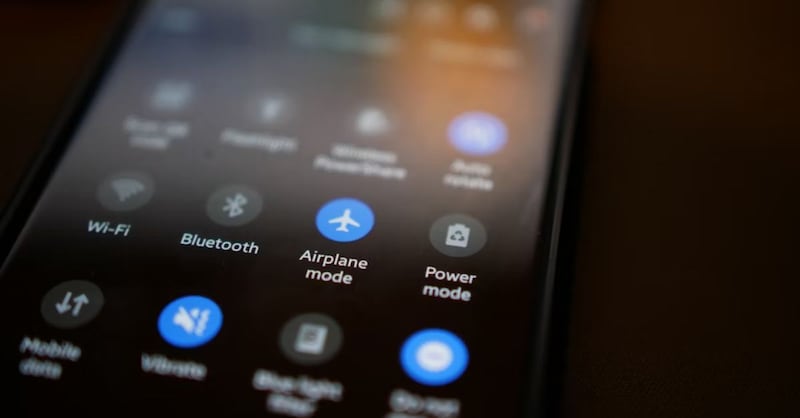 ¿Qué pasa si no pones el modo avión en tu celular durante un vuelo?