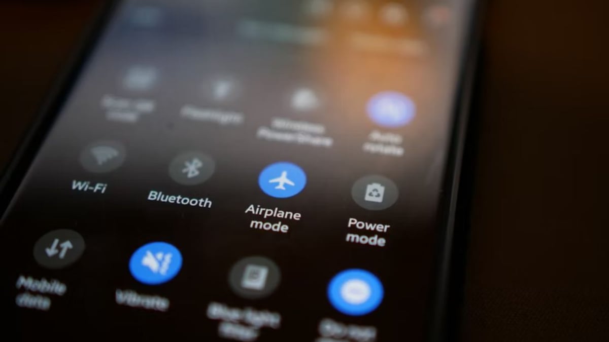 ¿Qué pasa si no pones el modo avión en tu celular durante un vuelo?