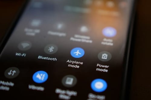 ¿Tu celular va lento? La razón por la que deberías usar el modo avión todos los días