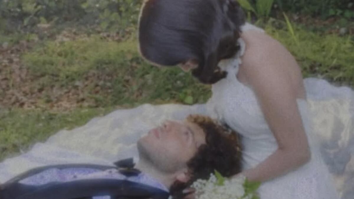 Poco a poco, los invitados fueron compartiendo los looks que usaron para la boda de Selena Gomez.