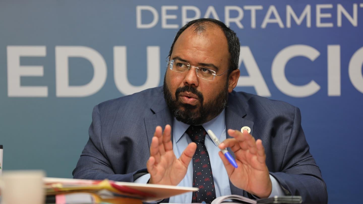 El secretario de Educación, Eliezer Ramos Parés, bajo la administración de Pedro Pierluisi, firmó en 2023 la carta circular para establecer en las escuelas un protocolo anti bullying contra personas LGBT+, que luego fue eliminada por Yanira Raíces. Foto tomada de la página oficial de Facebook del Departamento de Educación.