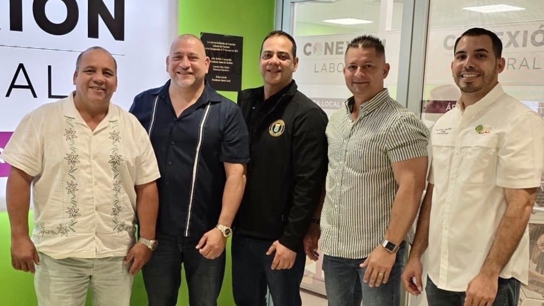 De izquierda a derecha, los alcaldes miembros de la Junta, Carlos López (Rincón), Miguel Méndez (Isabela), Kabir Solares (Añasco), Eladio Cardona (San Sebastián) y Lcdo. Christian Cortés ( Aguada).