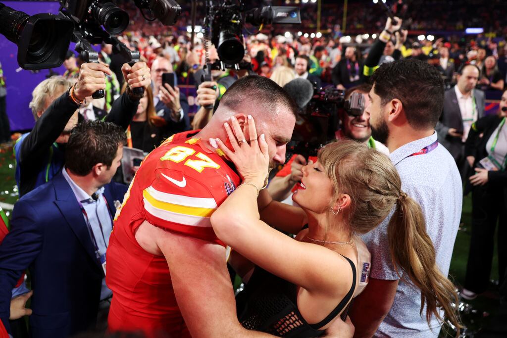 Travis Kelce de los Kansas City Chiefs se abraza con Taylor Swift luego del triunfo sobre los San Francisco 49ers en el último Super Bowl disputado en Las Vegas.