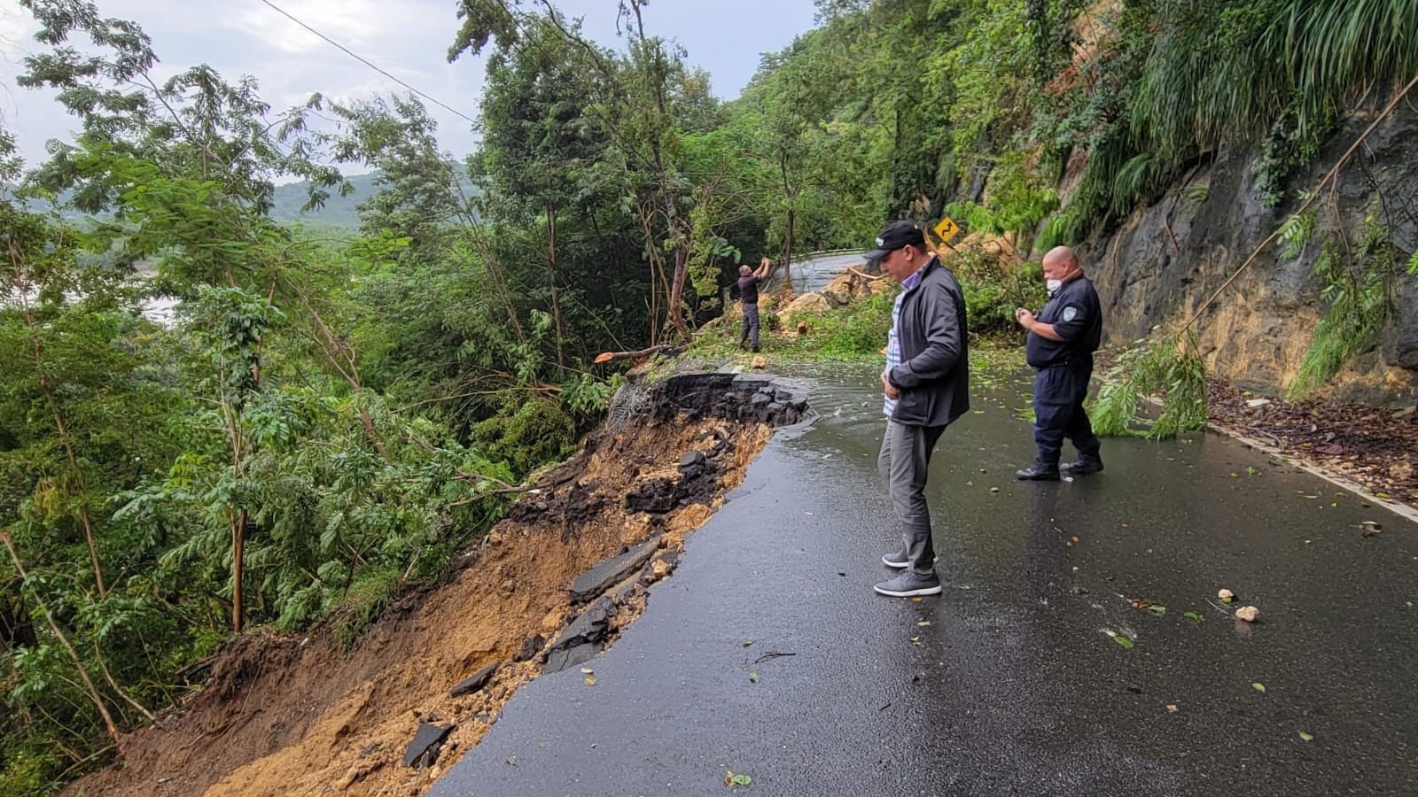 Daños en la carretera 861 tras el paso del huracán Fiona.