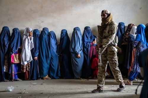 Talibán restringe acceso de afganas al trabajo o viajes si no están casadas