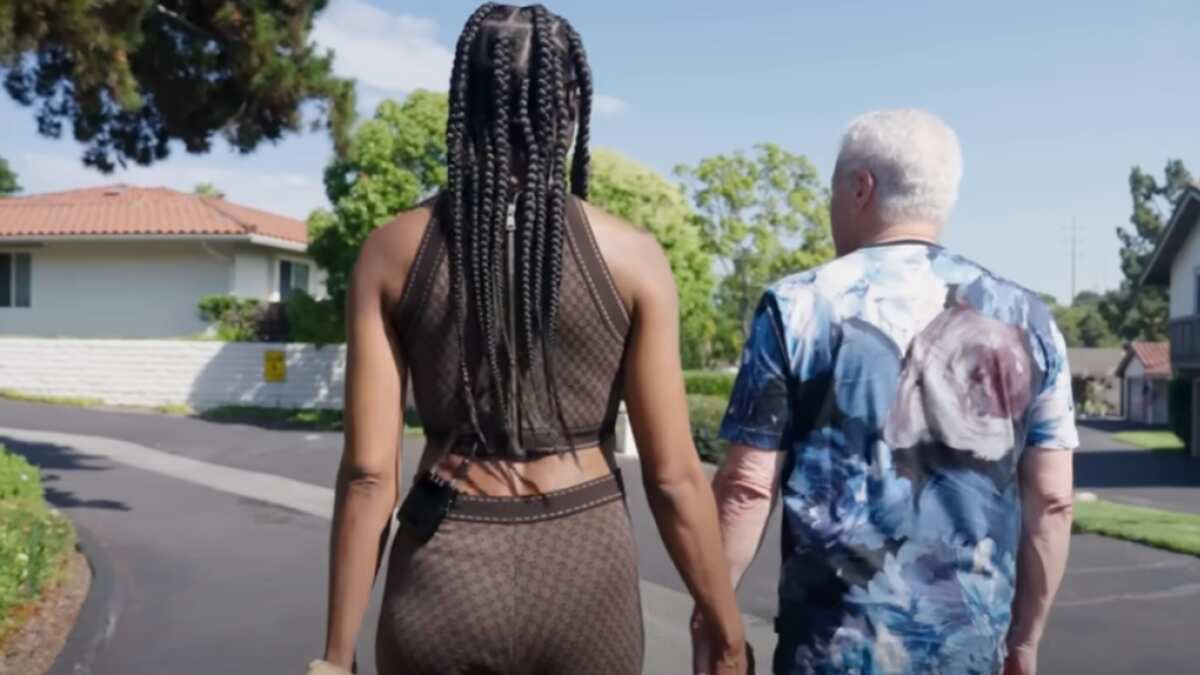 La razón por la que una mujer de 34 años se va a cazar con un anciano de 77 años