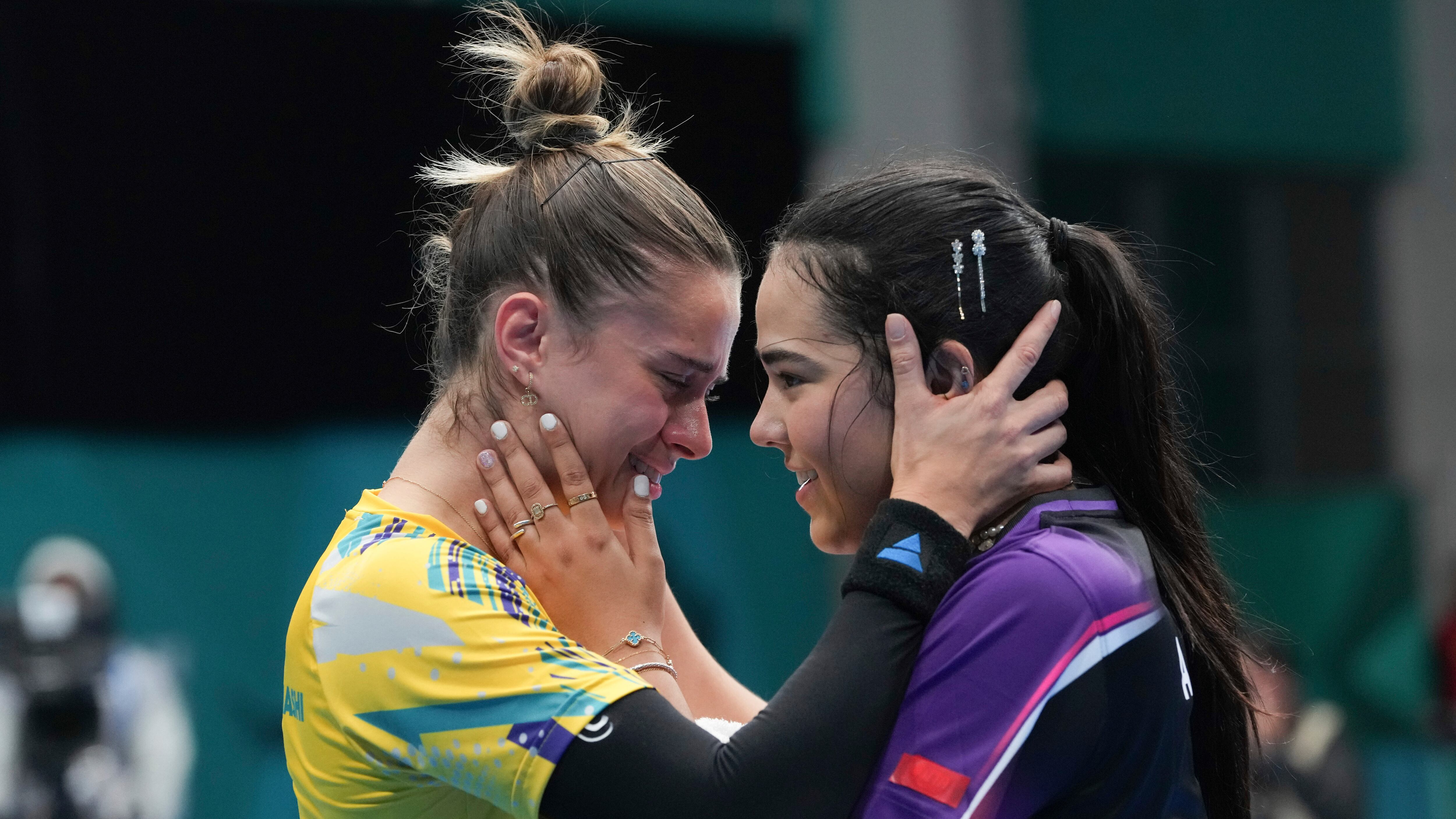 La tenismesista puertorriqueña Adriana Díaz consuela a la oponente de Brasil tras ganar la medalla de oro.