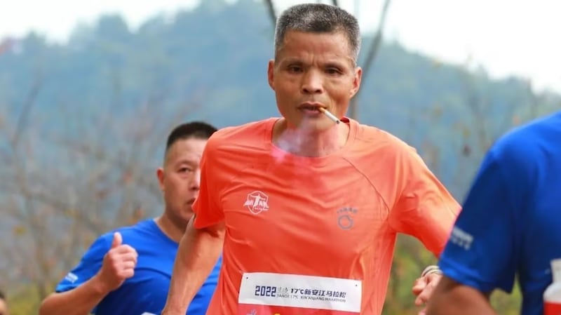 "Tío Chen" fue descalificado por fumar en una maratón