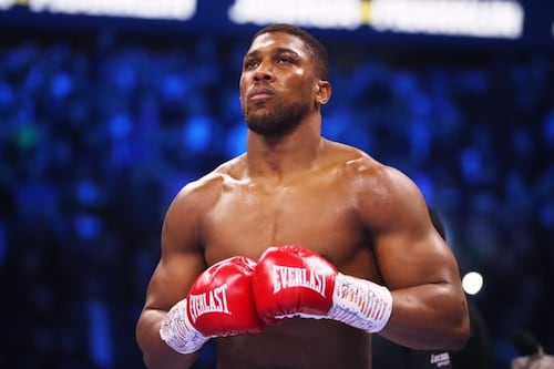 Boxeador Anthony Joshua sufre heridas leves tras accidente de auto en Nigeria