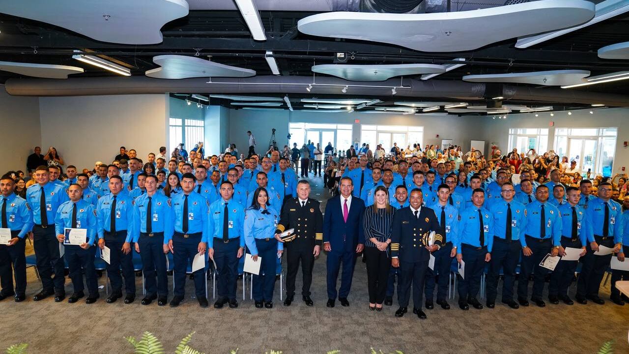 Gobierno gradúa a 97 nuevos bomberos.