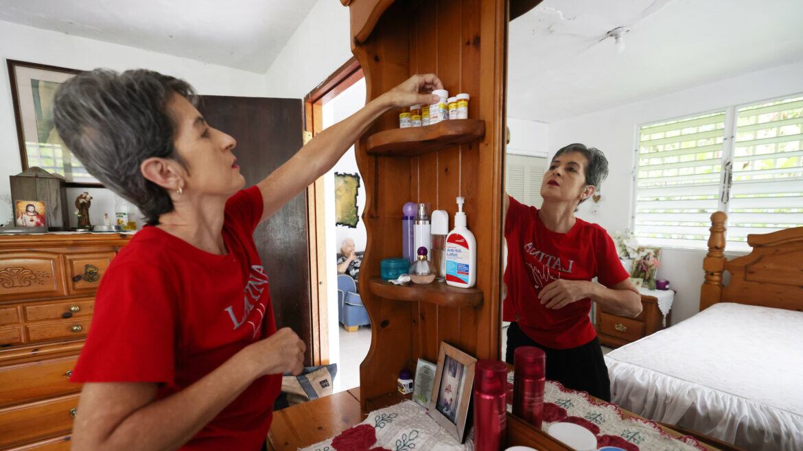 Lillian Figueroa se ocupa de administrar las medicinas que debe tomar cada uno de sus progenitores. Entre la cocina y la atención a sus padres, realiza algunas tareas de aseo.
Fotos por Brandon Cruz González | Centro de Periodismo Investigativo