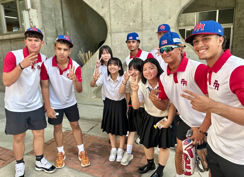 Equipo Sub 18 de Puerto Rico con estudiantes de una escuela superior en Okinawa.