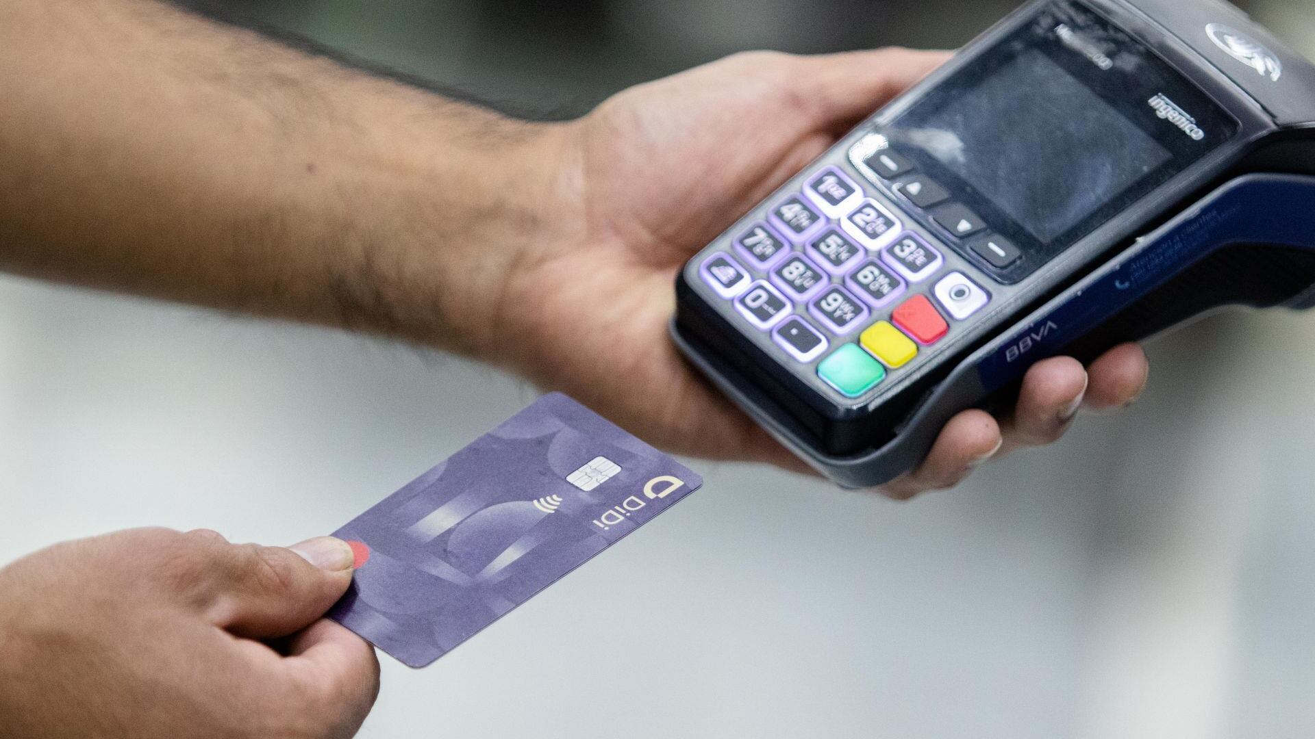 El freno del empleo formal, el rebote en inflación, las altas tasas de interés y el miedo a qué pasara con la economía recortaron el gasto en tarjetas de crédito.