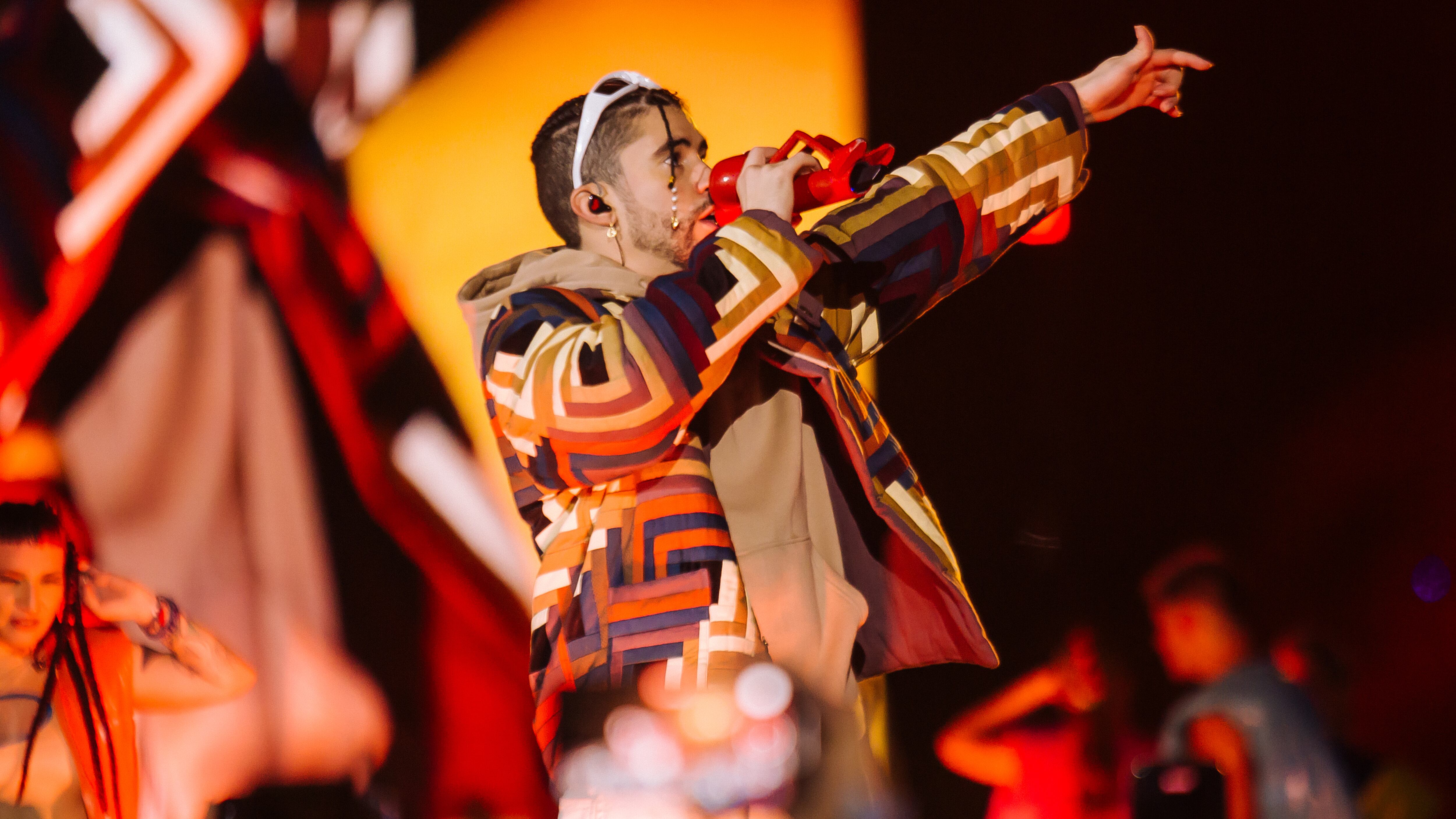 Entre vuelos cancelados, boletos clonados, caos en el estadio, el "Conejito malo" brindó el primero de dos shows en Monterrey.