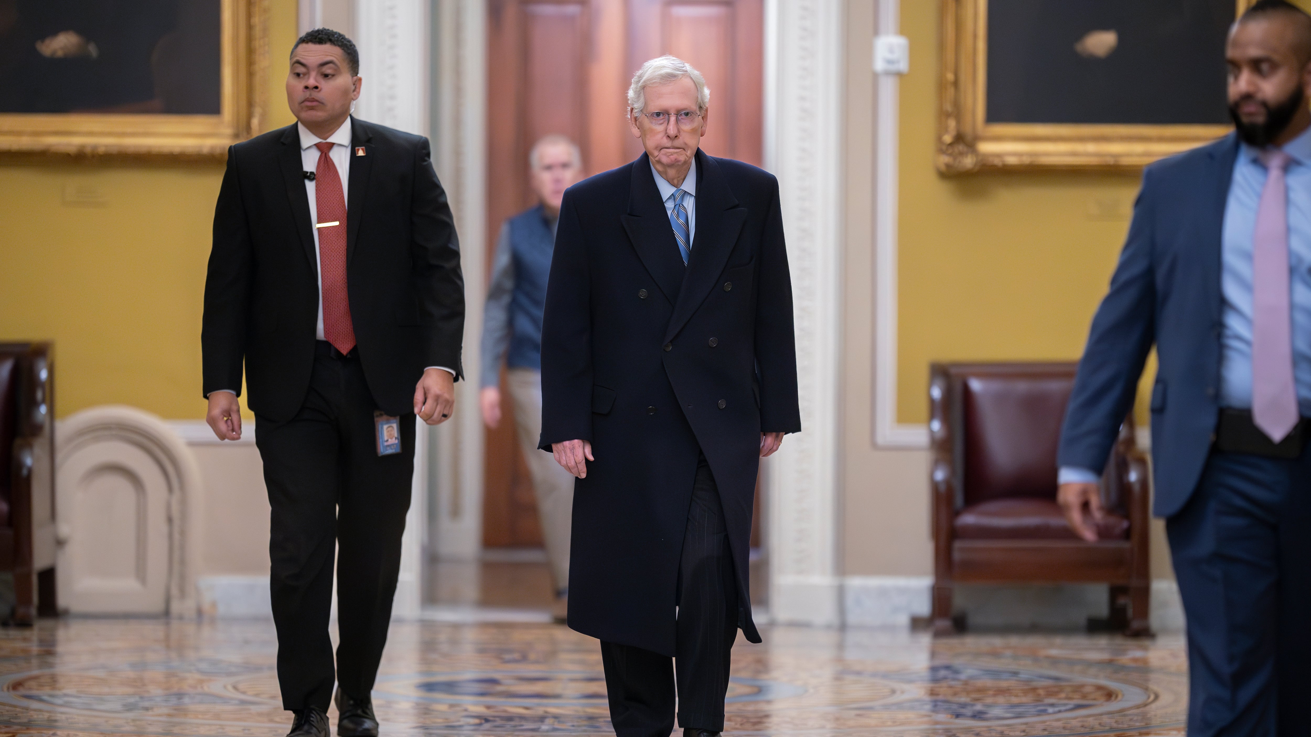 El líder de la minoría en el Senado, el republicano Mitch McConnell, al centro, llega al Capitolio el domingo 11 de febrero de 2024, en Washington. (AP Foto/J. Scott Applewhite)