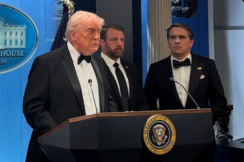 Trump dice que tirador “estaba muy lejos” de él tras el tiroteo en cena de corresponsales