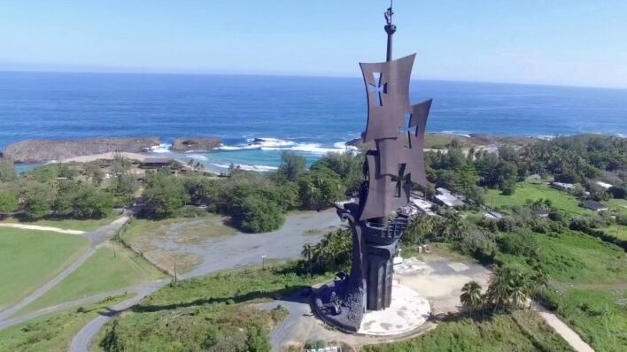 La estatua de Cristóbal Colón fue exhibida por un tiempo frente a una playa en el barrio Islote de Arecibo.