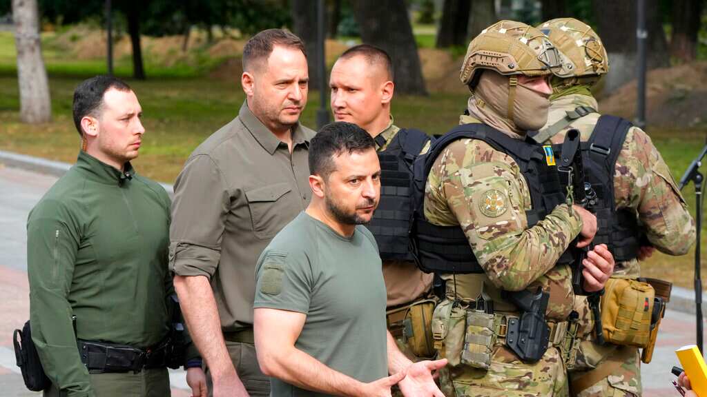 El presidente ucraniano Volodymyr Zelenskyy, al centro, gesticula tras ofrecer una conferencia de prensa el viernes 9 de septiembre de 2022, en Kiev, Ucrania.