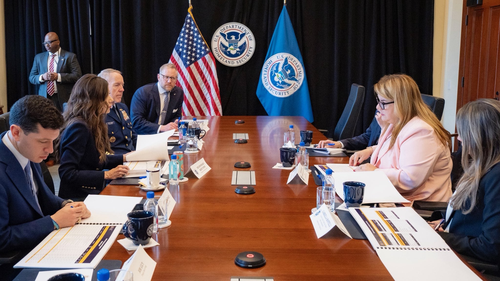 Jenniffer González discute misión del USCG y proyectos energéticos con Kristi Noem