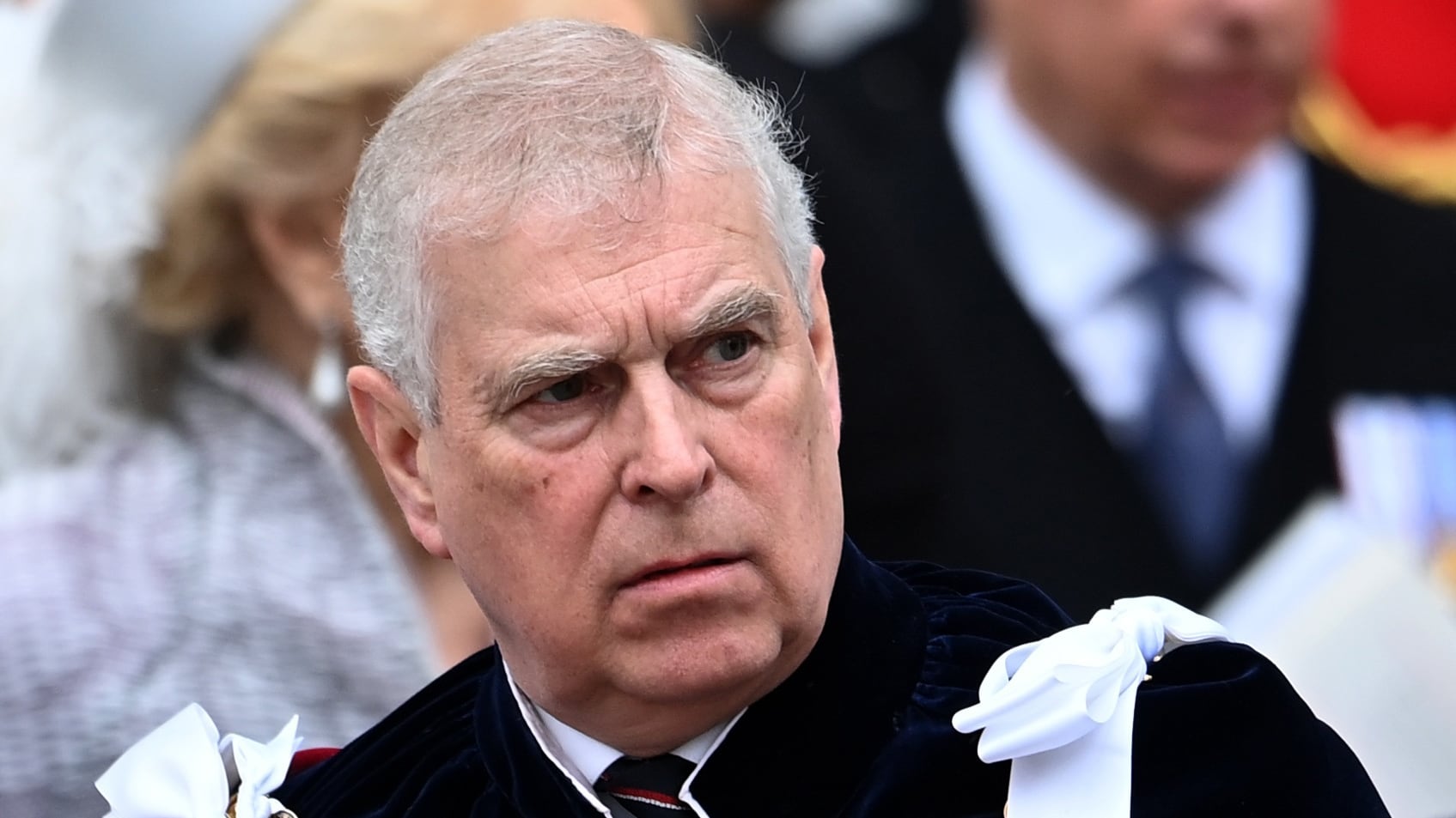 Fotografía de archivo tomada el 6 de mayo de 2023 que muestra al entonces duque de York, el príncipe Andrés, durante la ceremonia de coronación de su hermano el rey Carlos III en Londres. Andrew Mountbatten-Windsor, hermano del rey británico Carlos III, ha sido detenido este jueves bajo la sospecha de mala conducta en un cargo público, informó la Policía del Valle del Támesis, fuerza policial a la que pertenece Windsor, a las afueras de Londres. EFE/Andy Rain