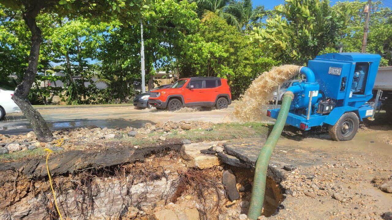 Socavón por tubo roto en la carretera PR-167 en Río Hondo Mall.