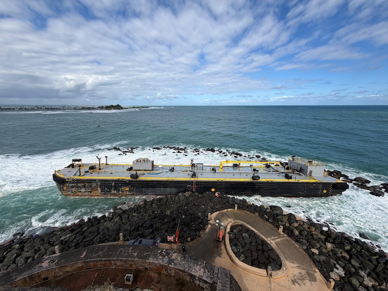 La embarcación permanece encallada en la zona del rompeolas frente al Castillo San Felipe del Morro en el Viejo San Juan.