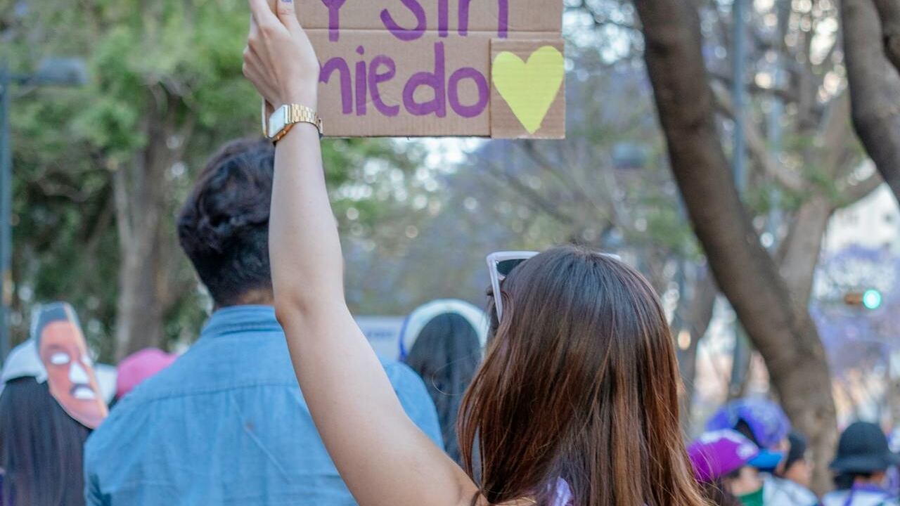 En México el 90% la sufre, solo 17% pide ayuda