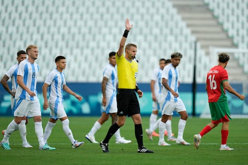 París 2024 comenzó con un escándalo histórico: el VAR le anuló gol a Argentina luego de una hora y media