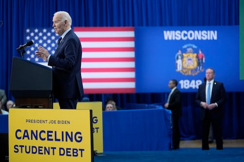 Biden anuncia alivio para 30 millones de deudores de préstamos estudiantiles