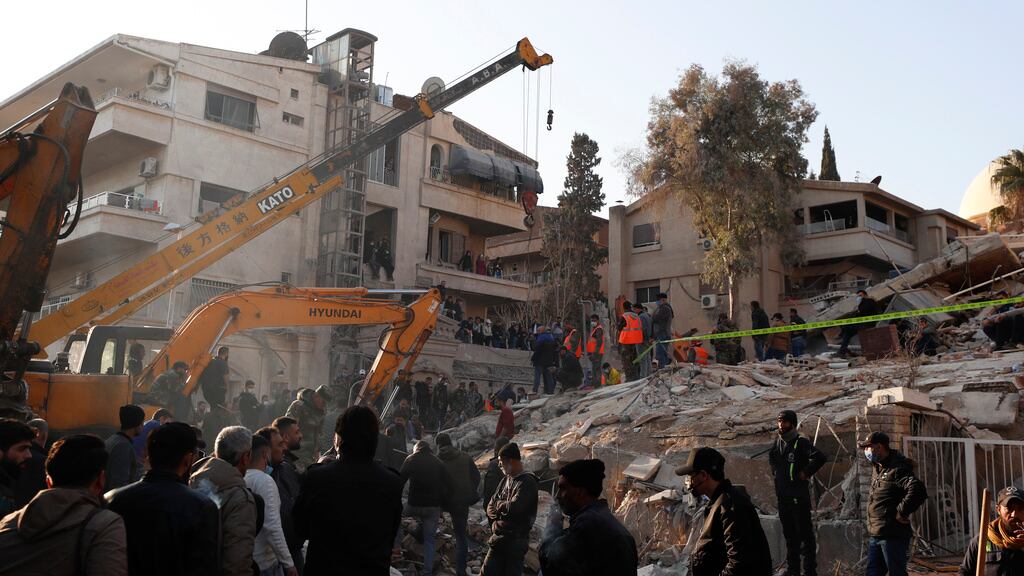 Personal del servicio de emergencias realiza tareas en un edificio impactado por un ataque aéreo israelí en Damasco, Siria, el sábado 20 de enero de 2024. (AP Foto/Omar Sanadiki)