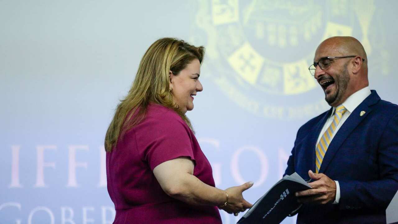 La gobernadora de Puerto Rico, Jenniffer González Colón, junto al superintendente de la Policía, Joseph González, luego de dar paso a la Ley de la Policía de Puerto Rico.